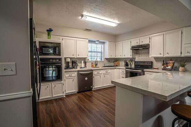 Foto del edificio - 13209 Bluff View Dr