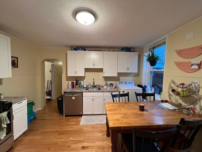 Photo - 9/1 Top floor 4BR/3BA on Somerville/Camb line! Apartment