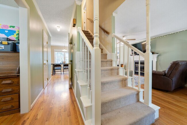 Photo - Available September - Adorable 3 Bed, 2.5 ... House