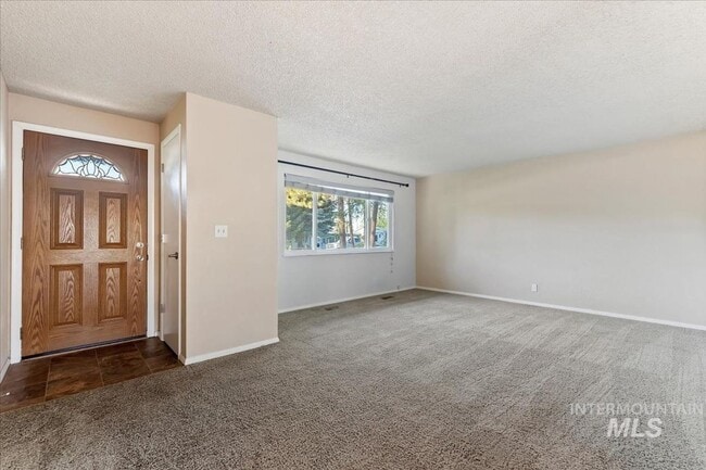 Building Photo - Updated Kuna Home with Private Backyard