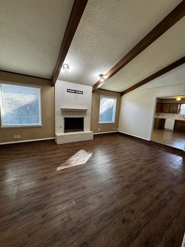 Building Photo - Large 2bedroom 2bathroom CH/A 2 car garage