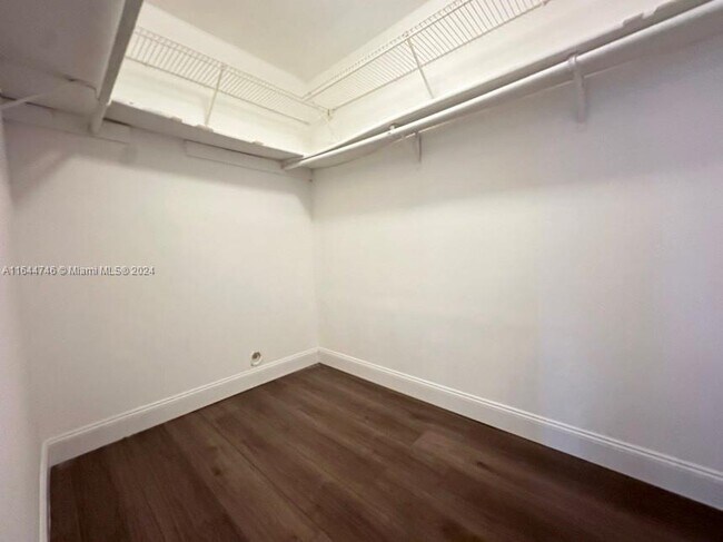 Foto del edificio - 3930 NW 87th Ave
