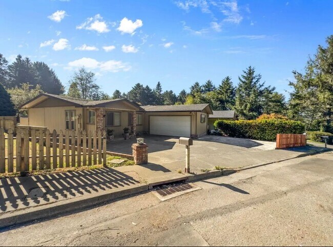 Building Photo - Beautiful remodeled Humboldt Hill home
