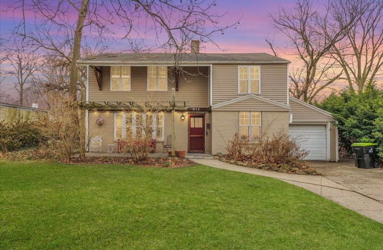 Primary Photo - 4 Bedroom home in center of Champaign - Av...
