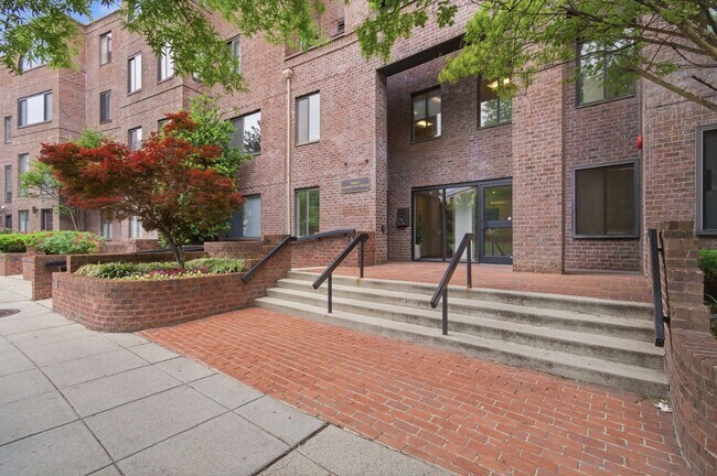 Building Photo - 3 Washington Cir NW