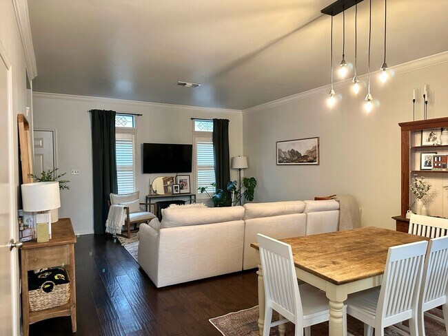 Building Photo - Townhome close to everything on Bayou Trace