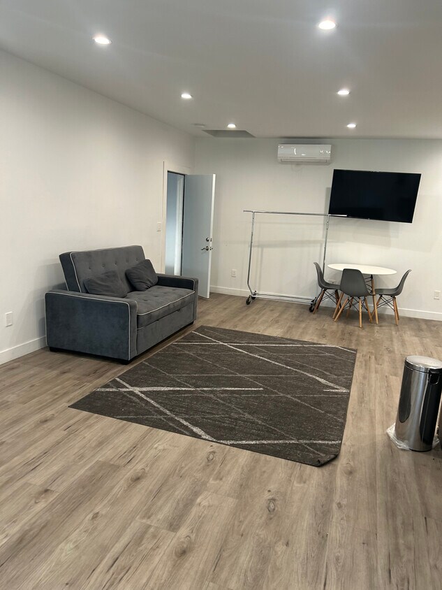 Foto principal - 10841 Wilkins Ave