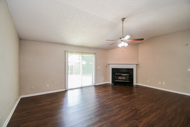 Foto del edificio - 557 Fallen Timbers Dr