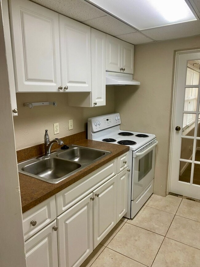 Building Photo - 2 Bedroom 1 Bath Home for Rent