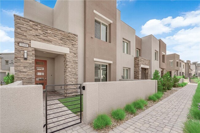Building Photo - 600 N Carriage Hill Dr