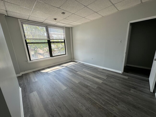 Building Photo - 1060-1062 W Polk St &amp; 728-730 S Carpen...