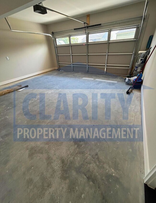 Foto del edificio - Spacious 4-bedroom home in prime Cleveland...