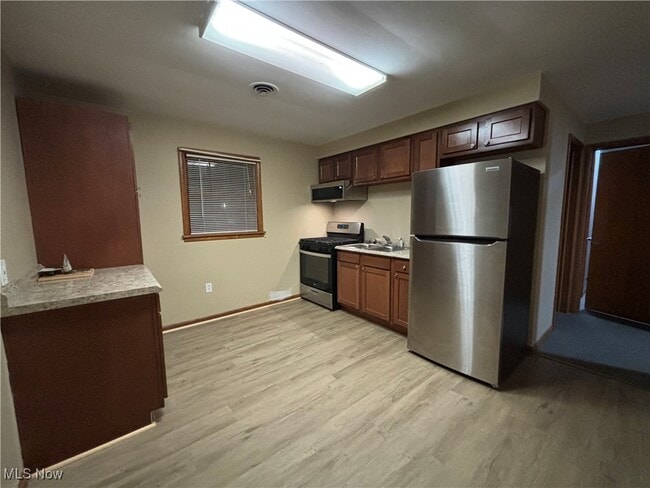 Building Photo - 1048 E State St