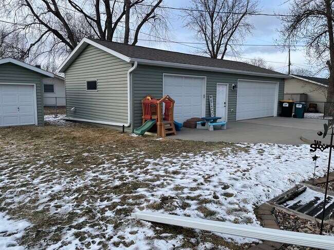 Garaje para 3 coches - 411 7th St NE