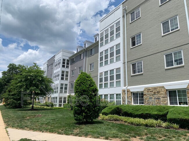 Building Photo - 4163 S Four Mile Run Dr