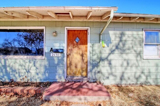 Building Photo - Classic Charm in a Central Location