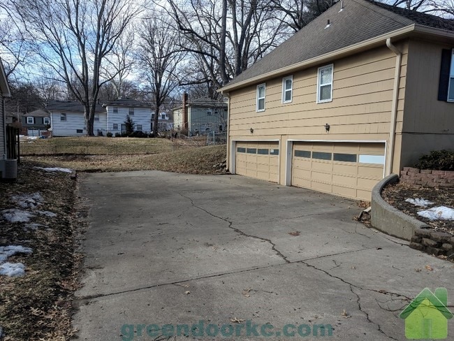 Building Photo - 9524 Outlook Dr