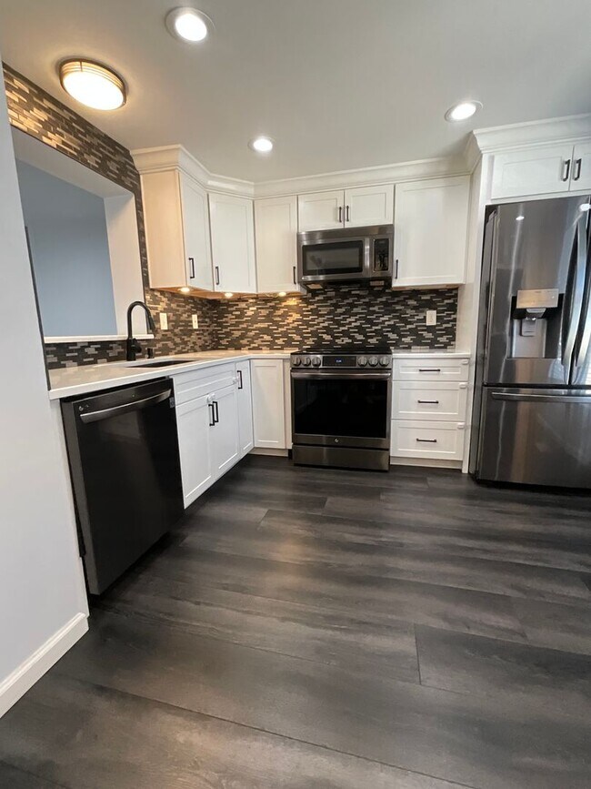 Foto del edificio - Beautiful 2BR 2BA 3 level townhome located in the Bowling Brook Farms Community