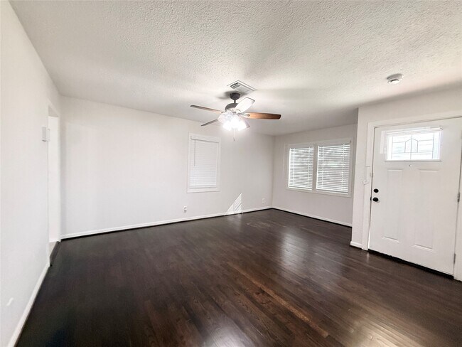 Building Photo - 1511 Avenue E