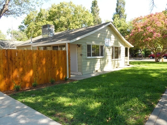 Building Photo - 832 Orient St