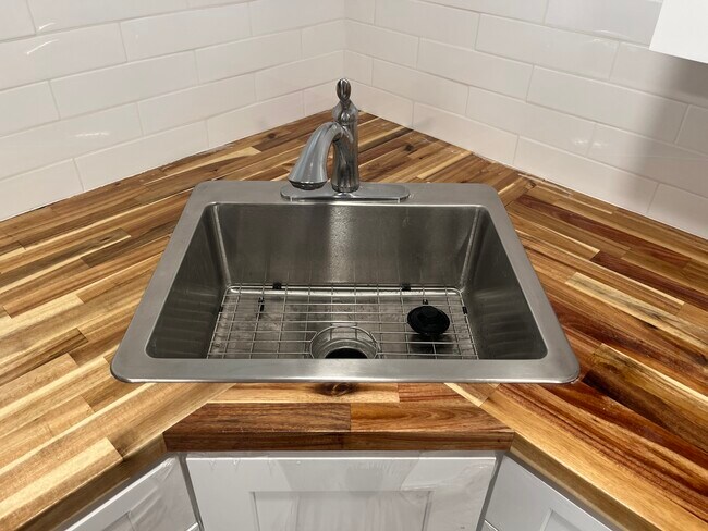 Building Photo - 940 -944 N Downing St