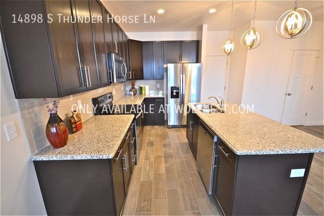 Foto del edificio - No Deposit Option! Incredible 3 Bedroom Bl...