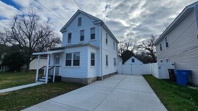 Building Photo - 809 Providence Rd