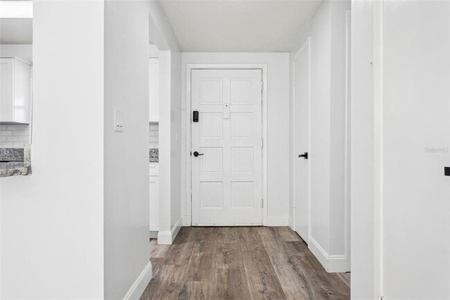 Building Photo - 9007 Tree Valley Cir