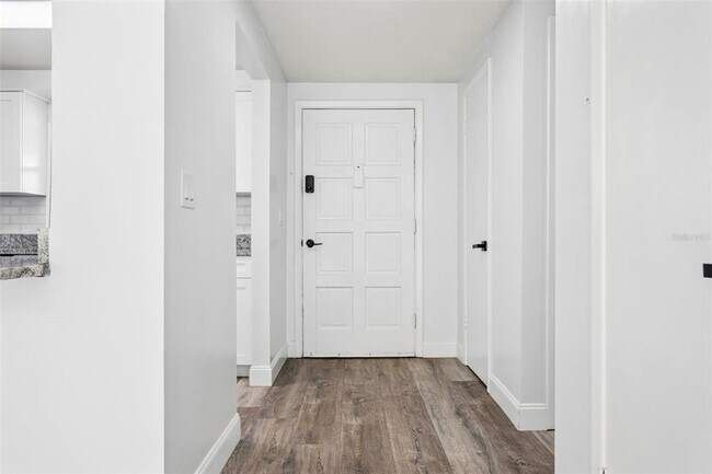 Foto del edificio - 9007 Tree Valley Cir