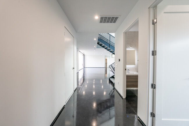 Building Photo - 4141 Marcasel Ave