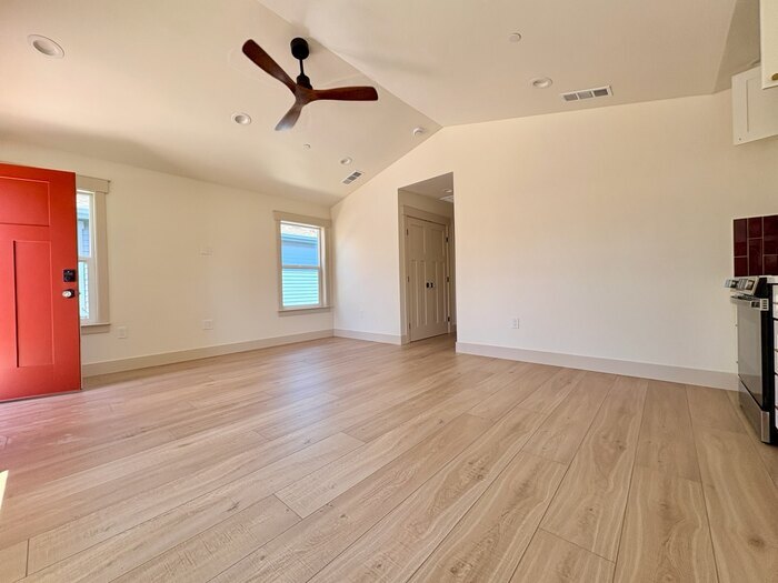 Foto del edificio - Beautifully Built 2/1 in North Oak Park Close to UC Davis + McGeorge Law School!