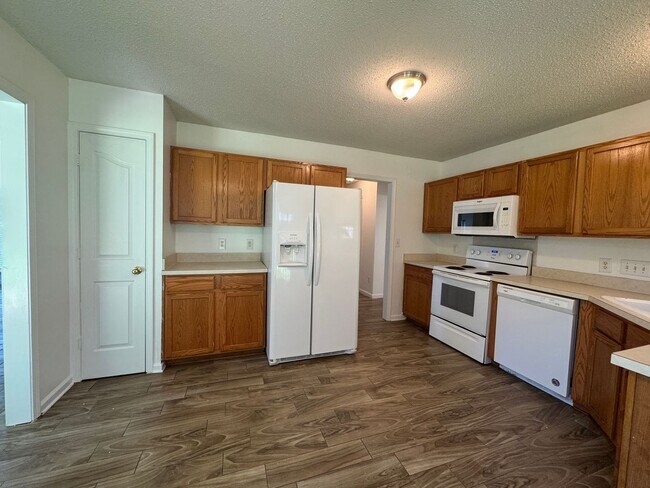 Building Photo - MOVE-IN READY!