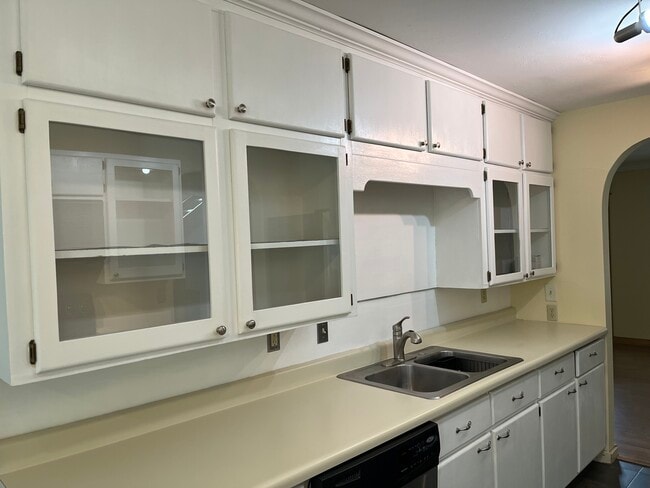Kitchen - 620 N Davis St