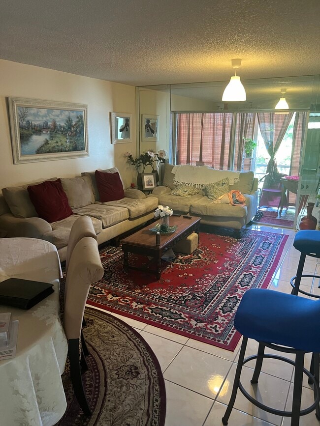 Foto del edificio - 8460 Sunrise Lakes Blvd