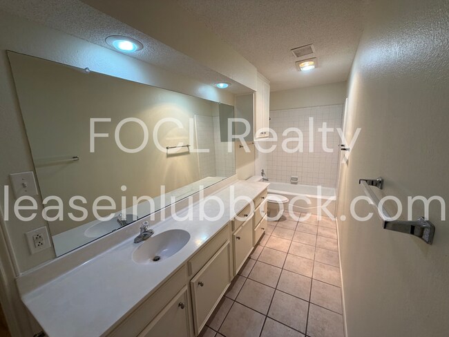 Foto del edificio - 8310 Raleigh Ave