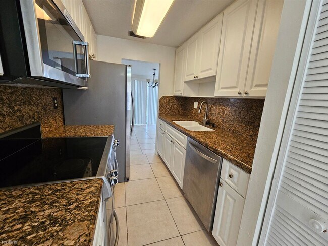 Foto del edificio - 4 br, 2.5 bath House - 8194 NW 8th Mnr # 3