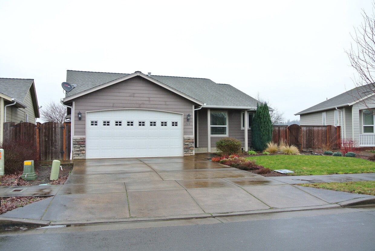Primary Photo - Gorgeous 4 bedroom, 2 bath, Albany