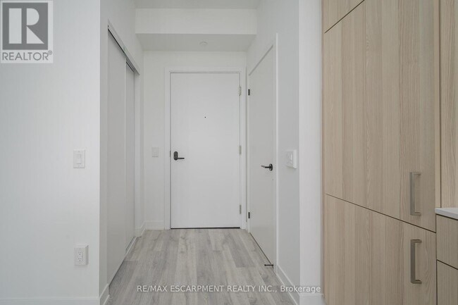 Photo du bâtiment - 215-215 Lakeshore Rd W