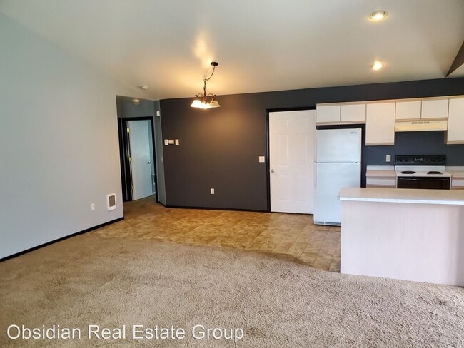 Building Photo - 944 NE Hidden Valley Dr