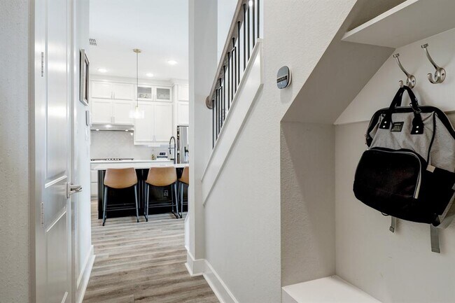 Foto del edificio - 2504 Reppart Pl