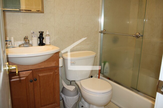 Building Photo - 15% off fee!  Near Coolidge Corner!  XL Rooms, 2 baths! Modern Apps