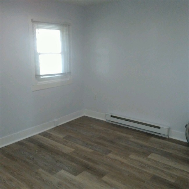 Building Photo - 105 Oak St
