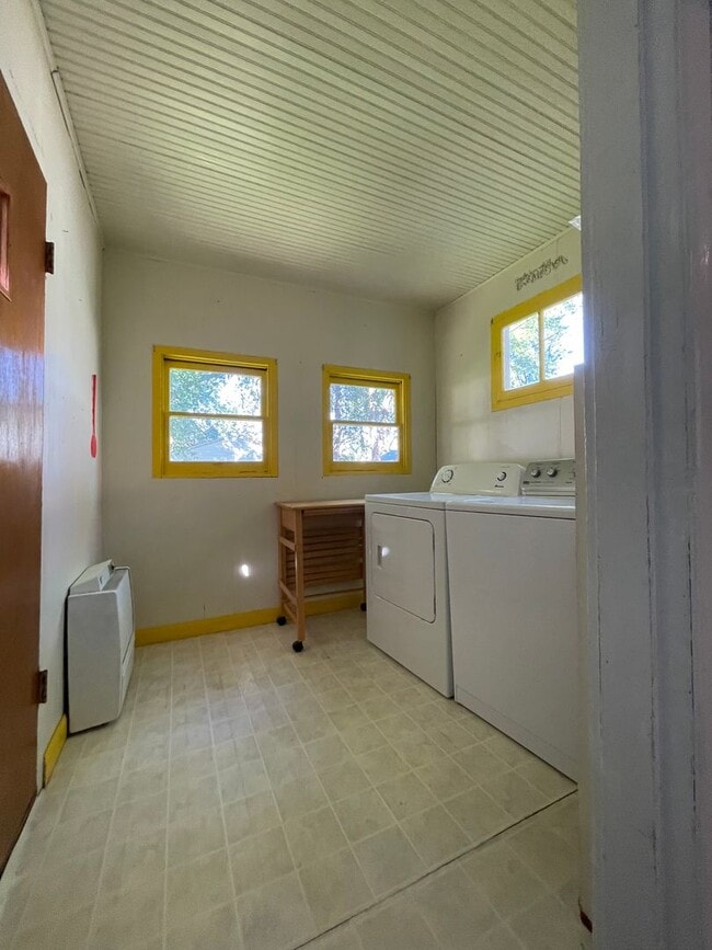 Building Photo - Five Bedroom Home in Central La Crosse