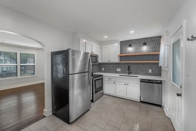 Building Photo - 1002 Broadmoor Dr