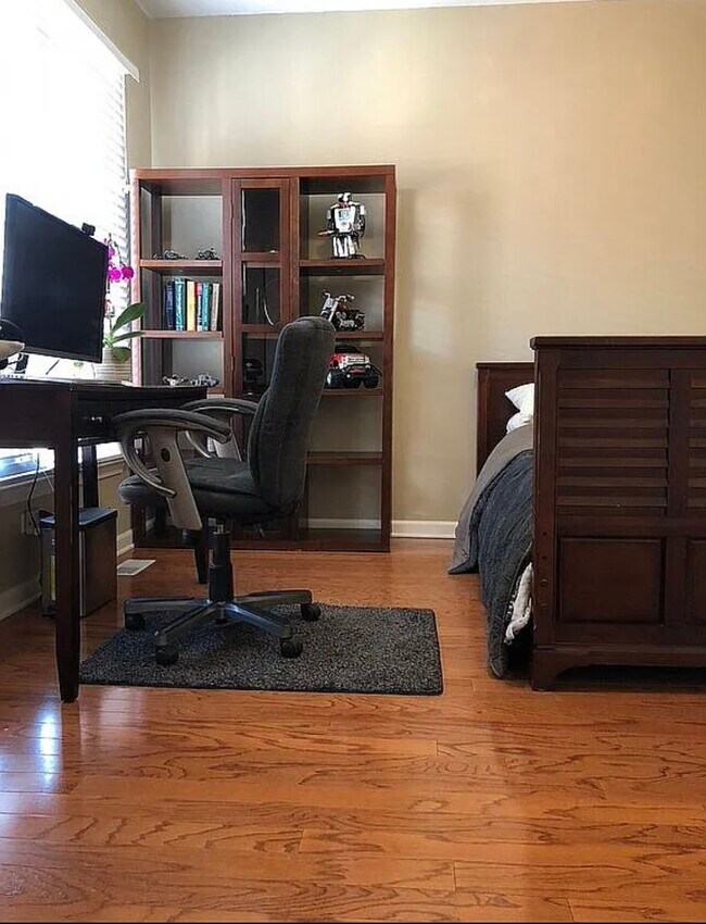 Foto del edificio - 842 W 15th Pl