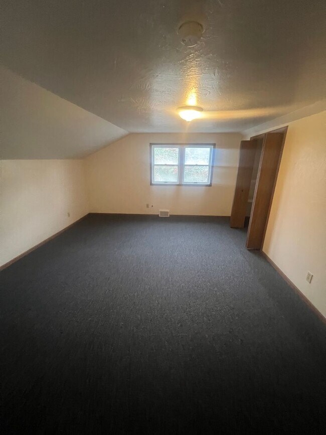 Building Photo - 346 E 2nd St