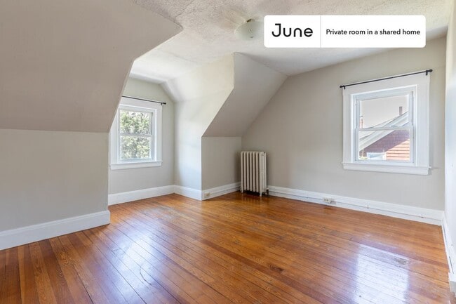 Foto del edificio - Room in Shared 9 bed/2 bath home