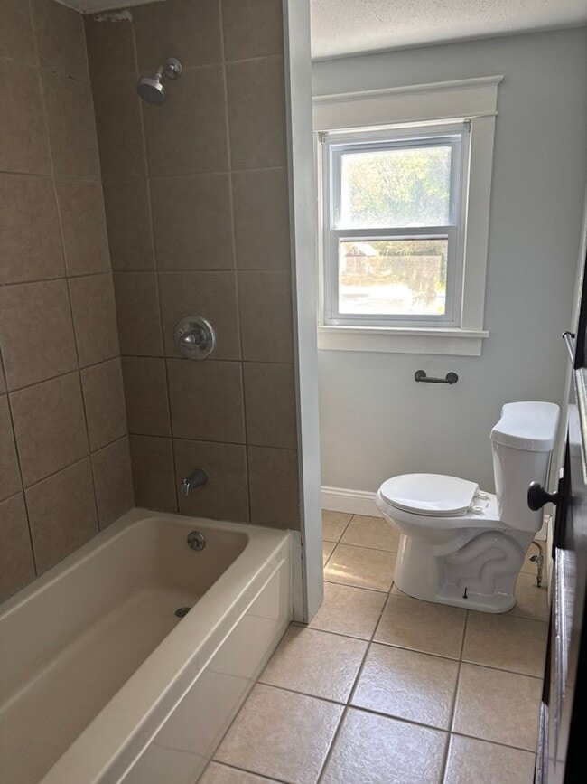 Building Photo - 3BR Single Family Rental  - Walk to Downto...