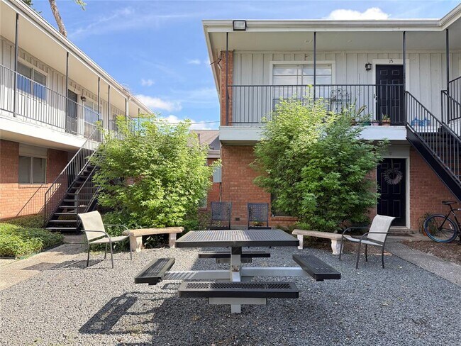 Foto del edificio - 425 E 9th St