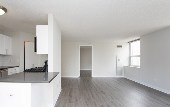 Foto del edificio - 560 N State St
